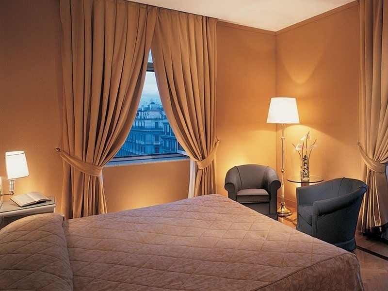 Grand Hotel Vesuvio Naples Exterior photo A bedroom at the hotel